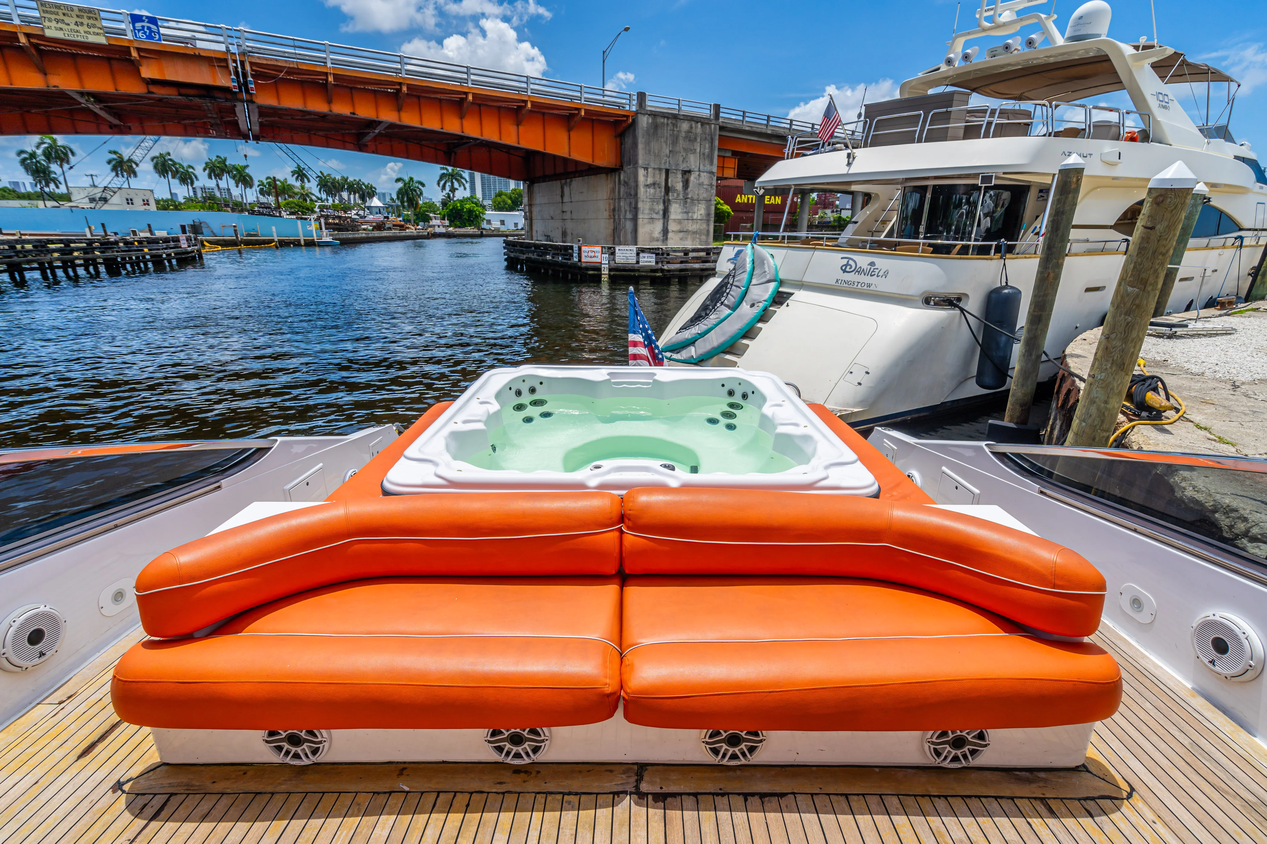 85ft Baia outdoor entertainment area